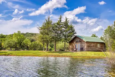 Image de Cozy Lakeside Log Cabin Steps From the Lake