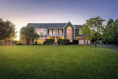 Image de Luxury Lakeview Retreat: Hot Tub, Gym & Theatre