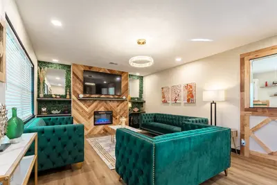 Image de Stylish and funky, minutes away from everything Nwa has to offer!
