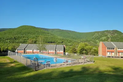 Cozy Mountain Getaway- Pool!