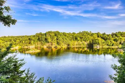 Image de Blufftop cabin with private patio and gorgeous views! Daily country breakfast included.