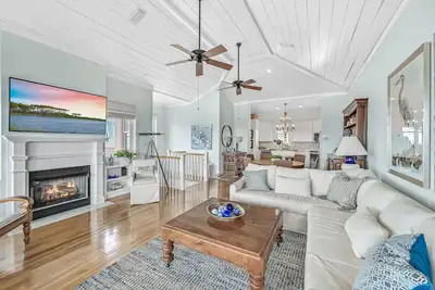 Image de 4br Renovated Coastal Cottage with Lake Views + 3 Decks | Palmetto Cottage