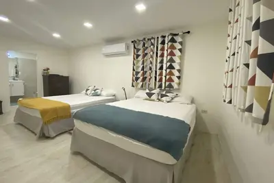 Image de Newly renovated 3 bedroom home in Oistins. 5 min drive from beaches!