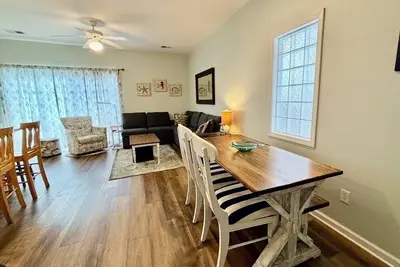 Image de 1st Level w/updates, family-friendly, 5 mins to beach, w/pool access, sleeps 6