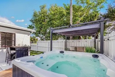 Image de Bungalow! Hot Tub! Games! 10 min to Beach!