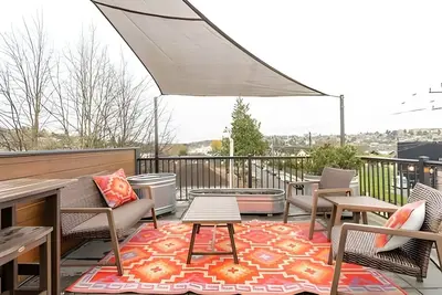 Urban Oasis: 3br3bth w\/Rooftop and View, Fireplace