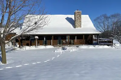 Image de Rustic large log home w/3 full baths in country; midway between Madison & Milw
