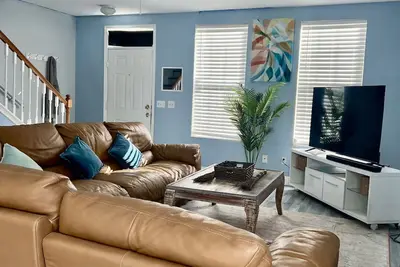 Image de newly renovated, three-bed stylish town house walking distance to camping world