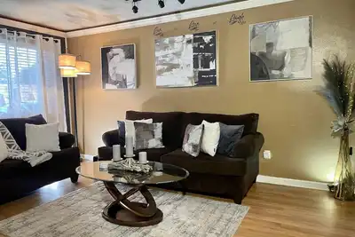 Image de Joyful 3 bedroom with fireplace. Centralized location