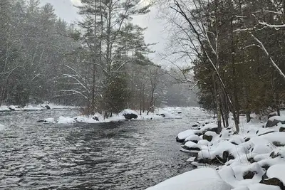 Image de Spacious Log Cabin on the Schroon River in the beautiful Adirondacks