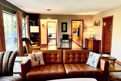 Image de Vintage Vibes! Mid century style with modern comfort.