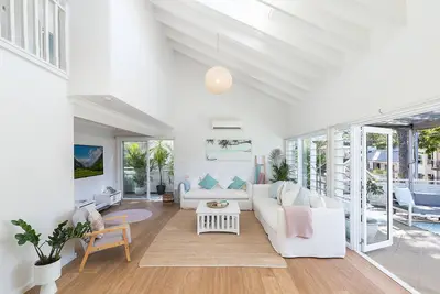 Image de Gorgeous, spacious, entire coastal home with pool