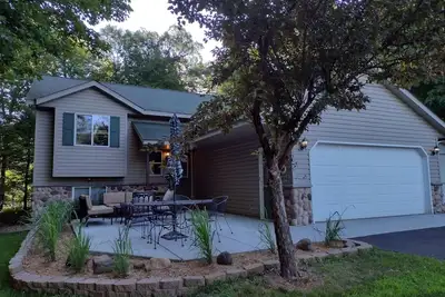 Image de Cozy cabin with beautiful, wooded views. 5 minutes to downtown