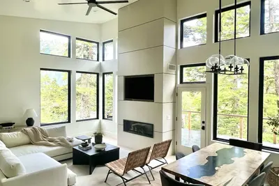 Image de Contemporary Girdwood Retreat w/ Open Concept Living