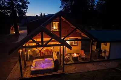 Image de A cozy, private, pet friendly cabin that sleeps 6 guests with a hot tub