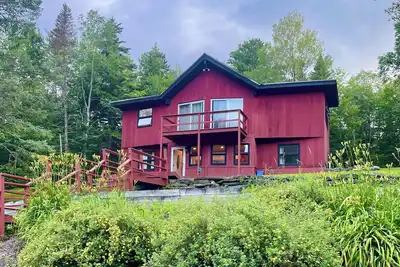 Image de Red Chalet, 5mins to Mt Snow, 15mins to lake, Hottub, Firepit, Fireplace