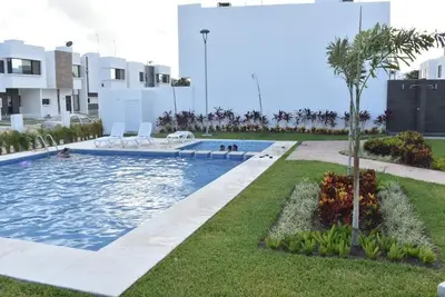 Image de House full of life with pool.