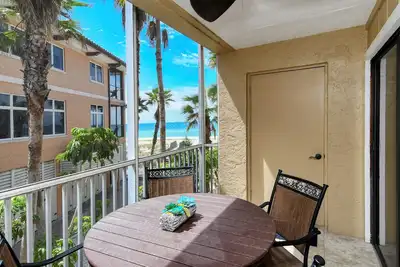 Image de Private, secluded 2/2 with side view! ! Direct Beach Access!