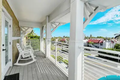 Image de Welcome to paradise! Direct beach access.