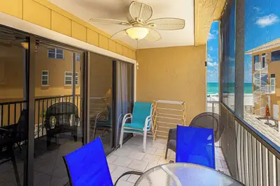 Image de Peak a boo Gulf of Mexico balcony views! Direct beach access! Autumn and winter dates available!