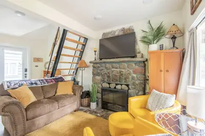 Image de Cozy 2 bed 1 bath cottage + opt'l bunkhouse with bathroom, Wi-Fi, Ac Hot Tub!