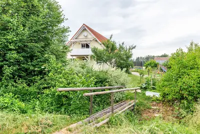 Image de Appartement \"Beutenmühle Straussenfarm Erdgeschoss\" avec terrasse privée et jardin partagé.