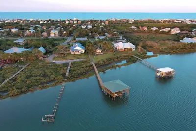 Image de Large Waterfront River House, Boater's Paradise! Brand New Dock, Walk to Beach, 1 mile to Boat Ramp