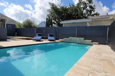 Image de 10 minutes from downtown w/pool and firepit