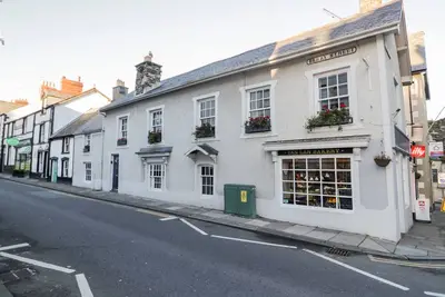 Sea Chest, pet friendly, character holiday cottage in Conwy
