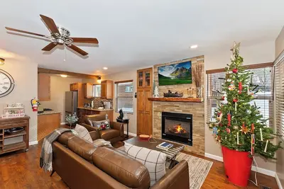 Image de Knights Cabin in the Pines: Hot Tub! Game Table! Pet Friendly! Fully Fenced Yard! Air Conditioning! Ev Charger! Minutes from the Lake and Village!