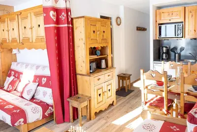 Image de Appartement rénové style montagnard, 4 pers, balcon sud, skis aux pieds, centre Val Thorens