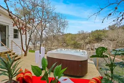 Image de Baby Owl Lakehouse | Hot Tub + Private Lake Access