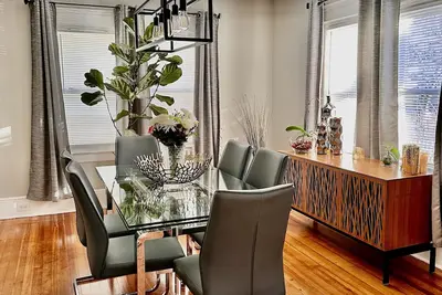 Image de Newly Renovated beach home - 5 min drive to beach!