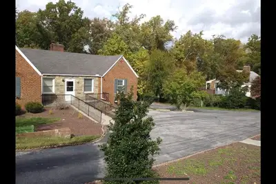 Image de Sunlight floor apartment in a house w/private parking near Washington Dc