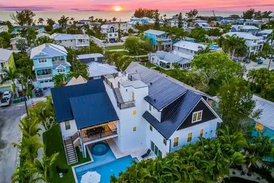 Image de Spacious home with rooftop deck, pool, and putting green!