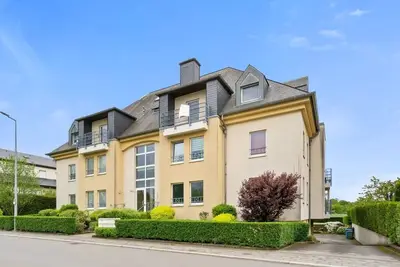 Image de Serene 1br Escape with Balcony & Garden Oasis
