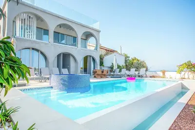 Image de Art House by the Sea