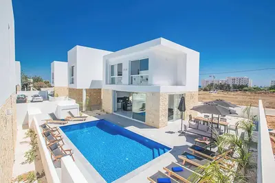 Image de Vie Blue 1 - Quatre Chambres Villa, Couchages 8