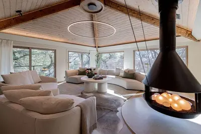Image de Stunning Mid-Century Retreat with Treehouse Views, Near Downtown Austin