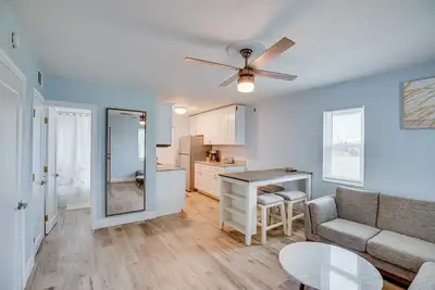 Image de New and sparkly 2\/1 on 4 acres!