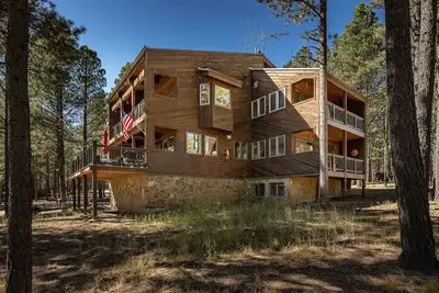 Image de Beautiful, Huge Home on Golf Course and close to Ski Resort. Recently Renovated!