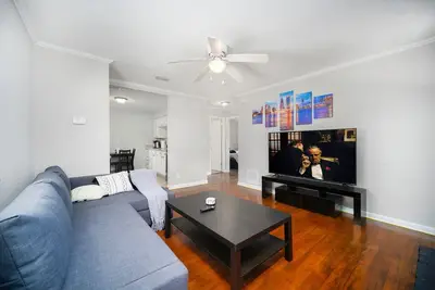 Image de King bedroom 2bed/1bath Sleeps 4 Close to Town Center Downtown Beach Mayo Clinic