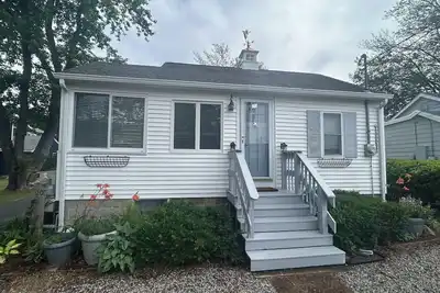 Image de Cozy beach retreat minutes from Footbridge Beach!