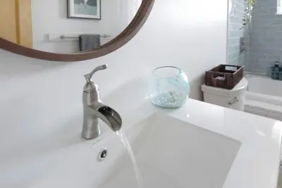 Image de Welcome to 54 West Lake Shore Drive, a charming, single-floor home near the peaceful shores of Lake Champlain. This 1, 200-square-foot residence offers 2 bedrooms (1 King, 1 Queen), 1. 5 bathrooms with a shower and soaker tub. The thoughtfully designed