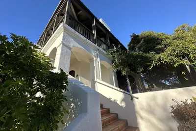 Image de Malibu Hills Spanish style Casa Mountain Views!