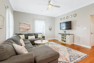 Image de *Lux Modern Townhome * Downtown* King Beds * Duke*