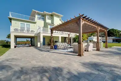 Image de Luxe Spring Hill Home w/ Patio & Dock!