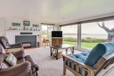 Image de Cliffside Lighthouse Beach Home w/ Ocean View