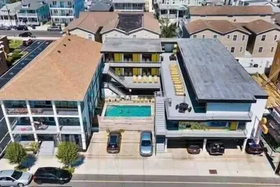 Image de 2 Bedroom with a Pool, steps to the beach!