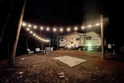 Image de camper with kitchen sleeps 5 with outdoor living area